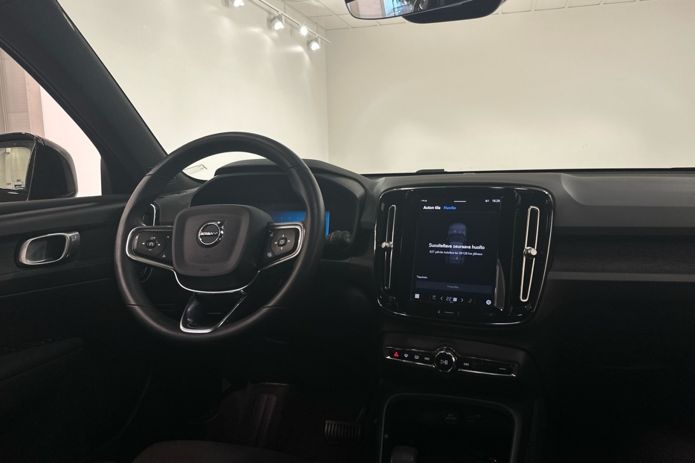Esittelykuva VOLVO XC40 täyssähköautosta.