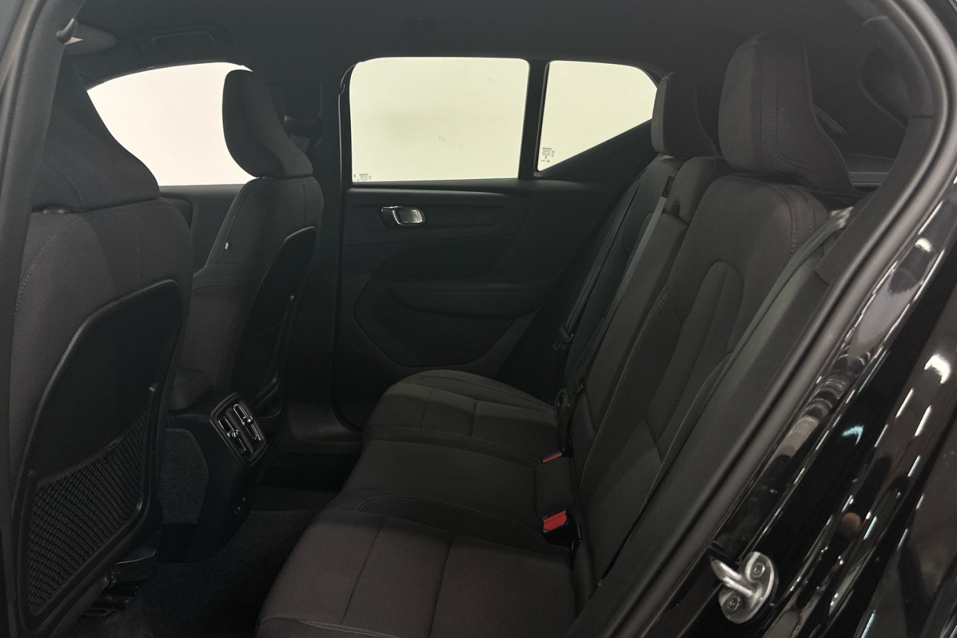 Esittelykuva VOLVO XC40 täyssähköautosta.