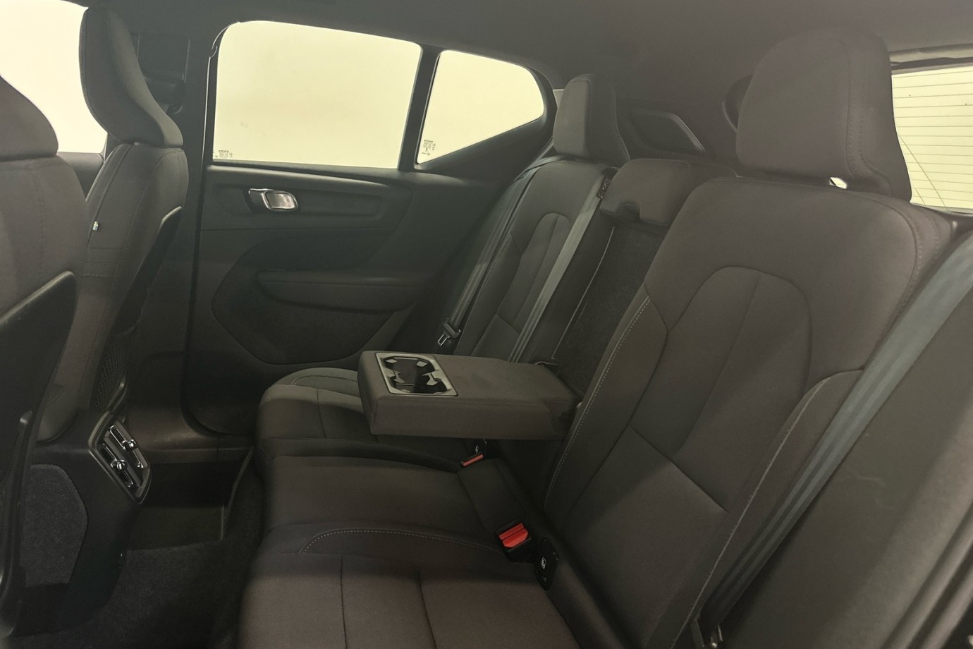 Esittelykuva VOLVO XC40 täyssähköautosta.