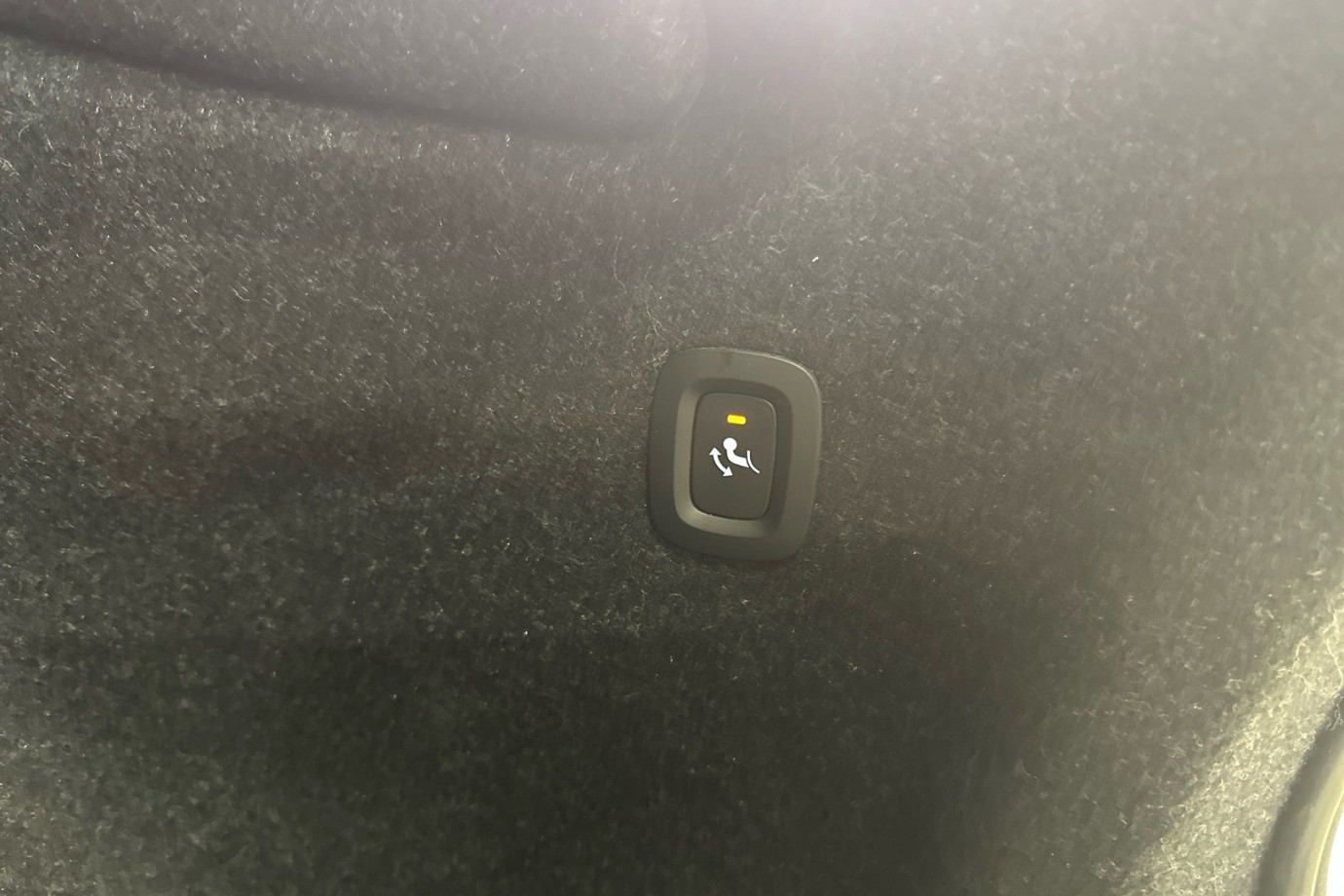 Esittelykuva VOLVO XC40 täyssähköautosta.