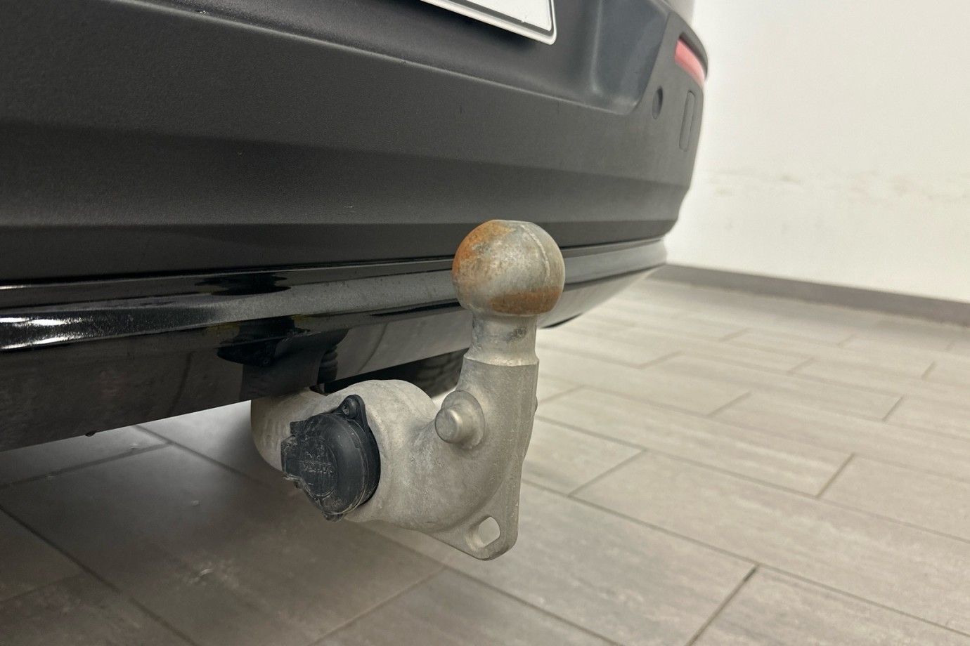 Esittelykuva VOLVO XC40 täyssähköautosta.