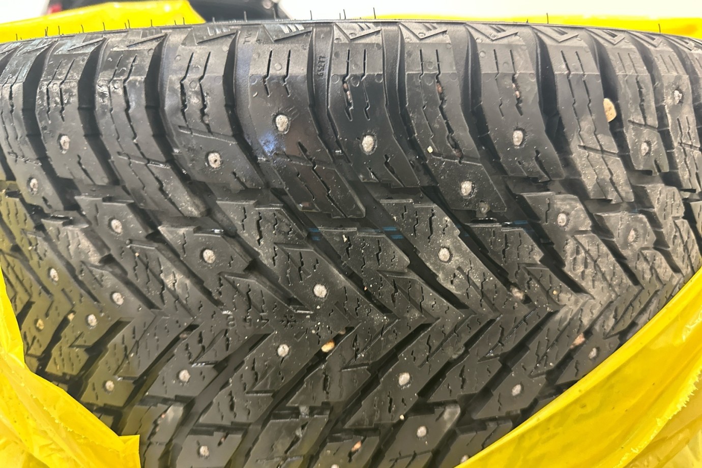 Esittelykuva VOLVO XC40 täyssähköautosta.