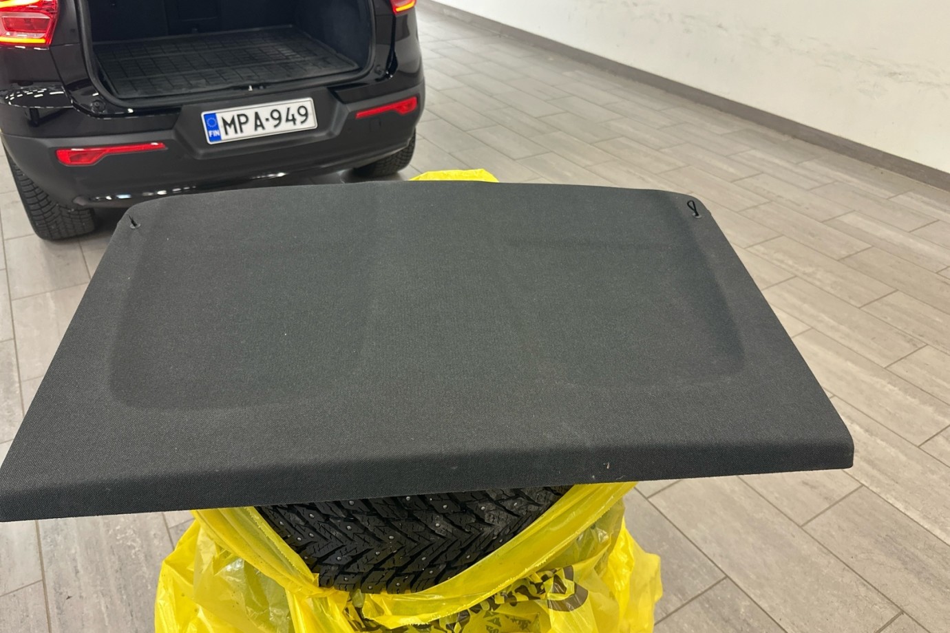 Esittelykuva VOLVO XC40 täyssähköautosta.