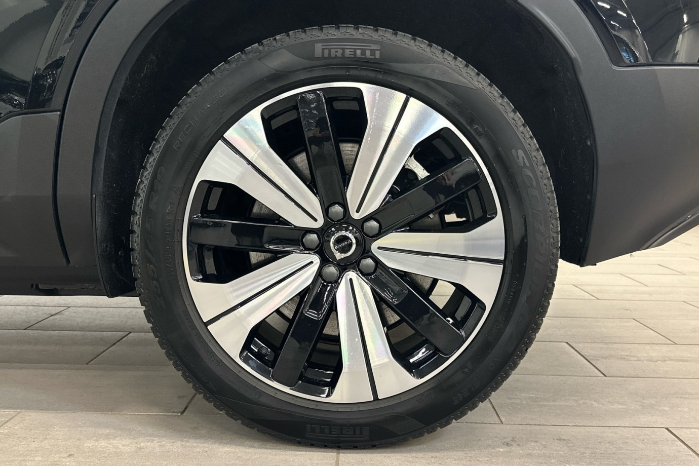 Esittelykuva VOLVO XC40 täyssähköautosta.