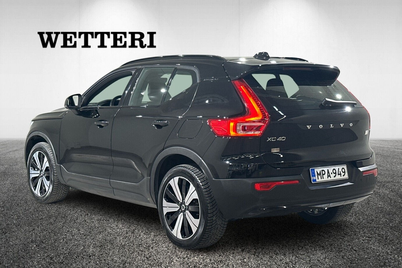 Esittelykuva VOLVO XC40 täyssähköautosta.