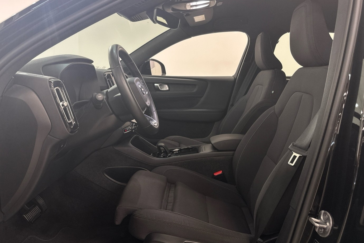 Esittelykuva VOLVO XC40 täyssähköautosta.