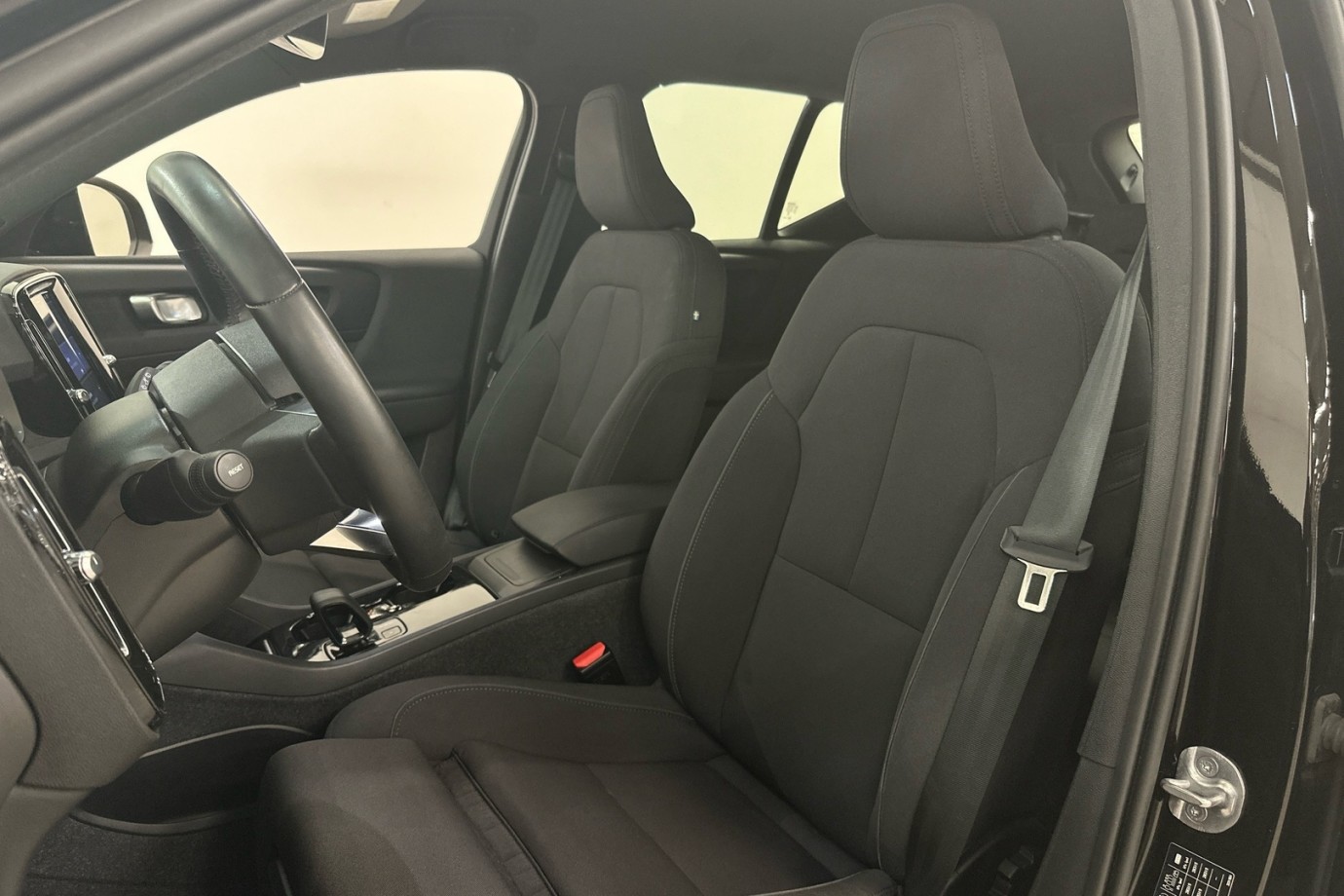 Esittelykuva VOLVO XC40 täyssähköautosta.