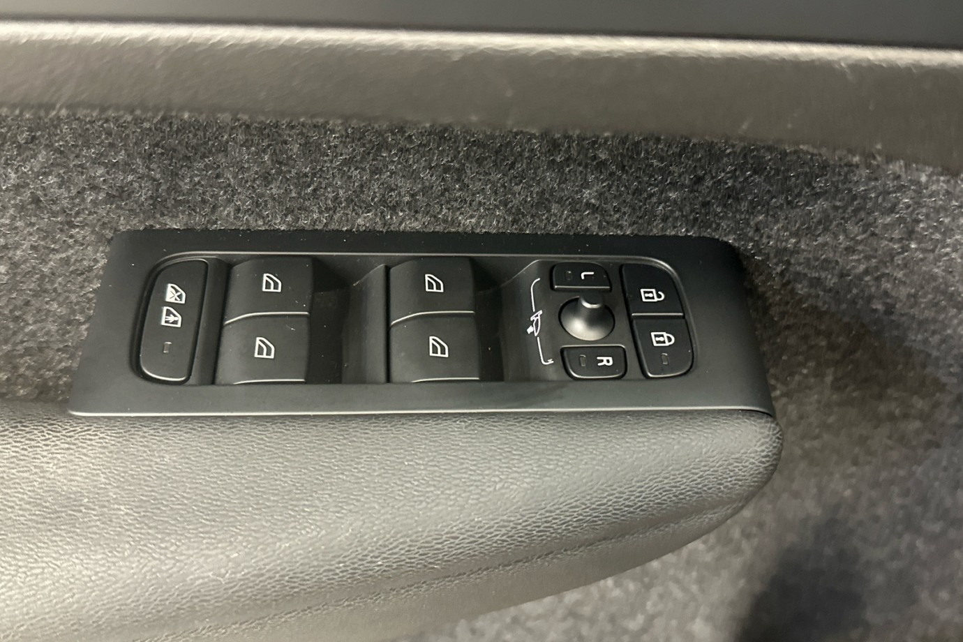 Esittelykuva VOLVO XC40 täyssähköautosta.