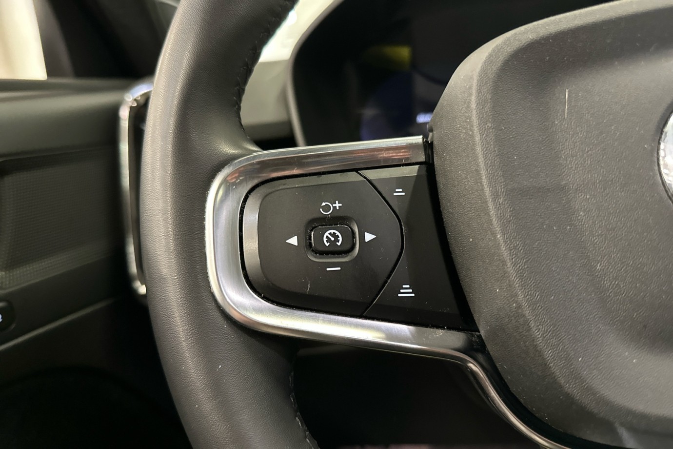 Esittelykuva VOLVO C40 täyssähköautosta.