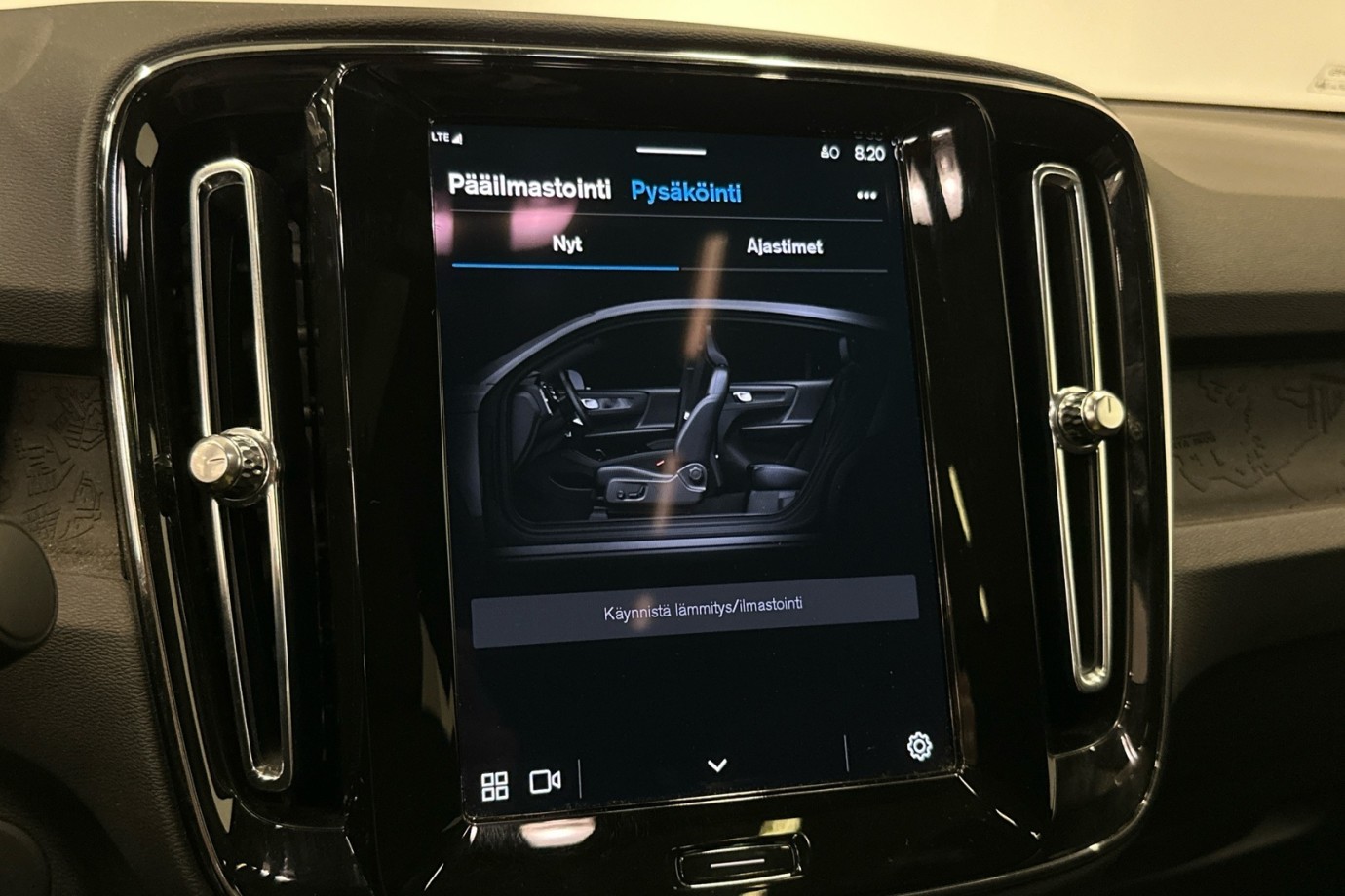 Esittelykuva VOLVO C40 täyssähköautosta.