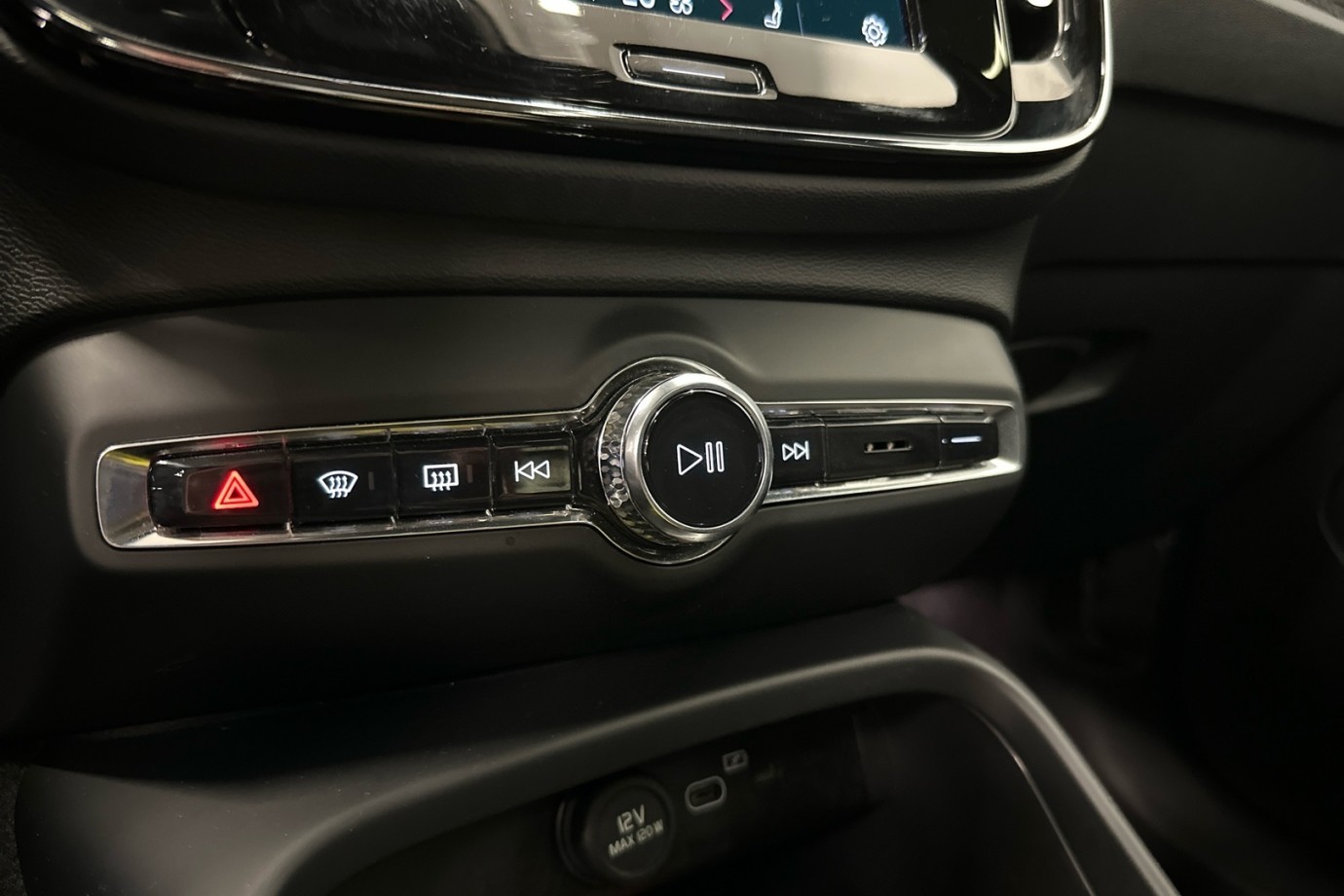 Esittelykuva VOLVO C40 täyssähköautosta.