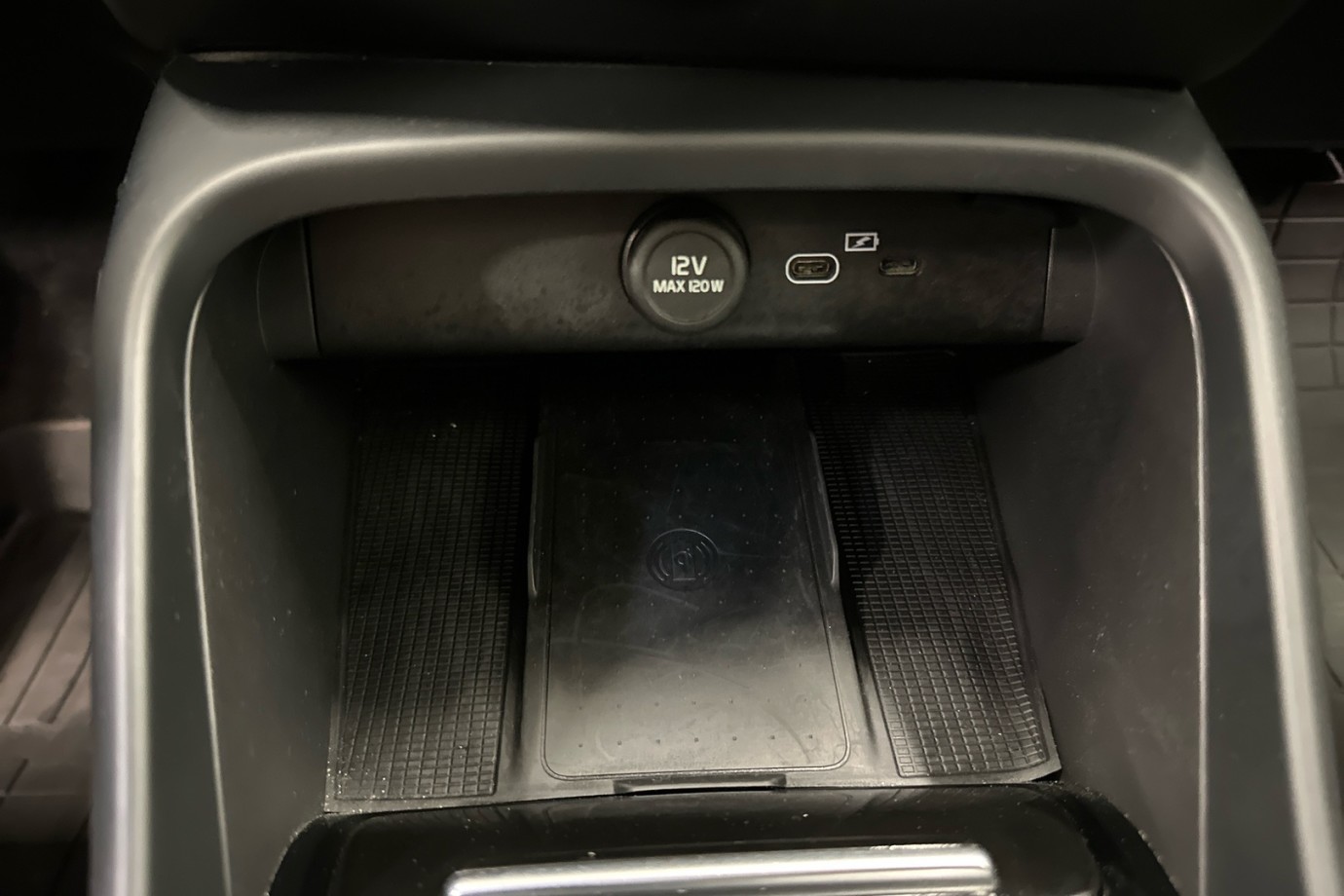 Esittelykuva VOLVO C40 täyssähköautosta.