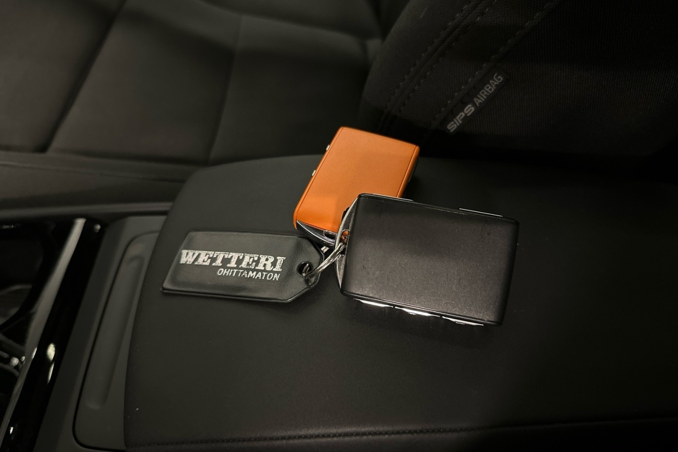 Esittelykuva VOLVO C40 täyssähköautosta.