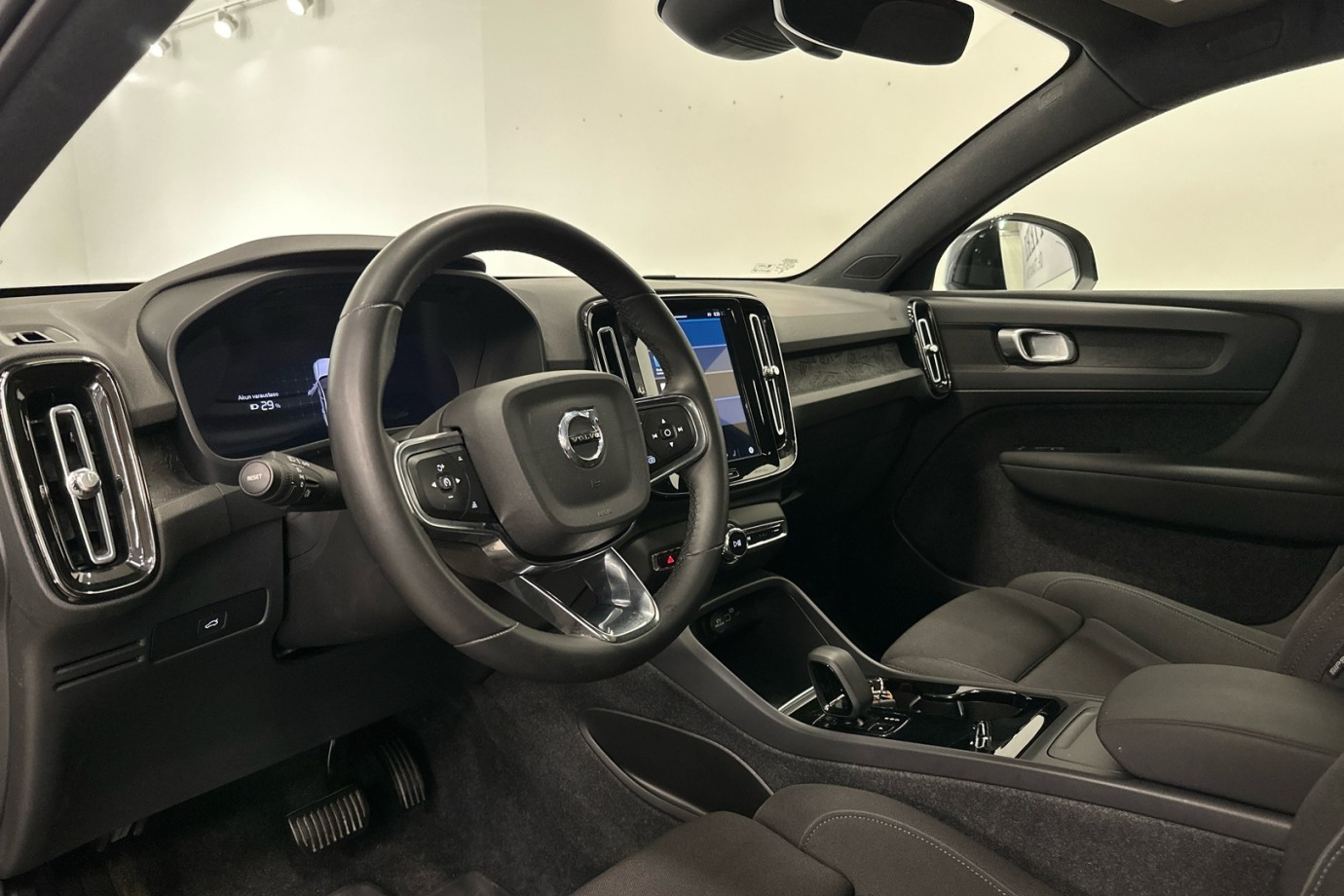 Esittelykuva VOLVO C40 täyssähköautosta.