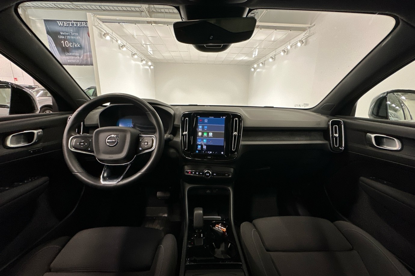 Esittelykuva VOLVO C40 täyssähköautosta.