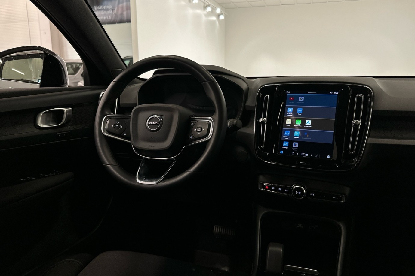 Esittelykuva VOLVO C40 täyssähköautosta.