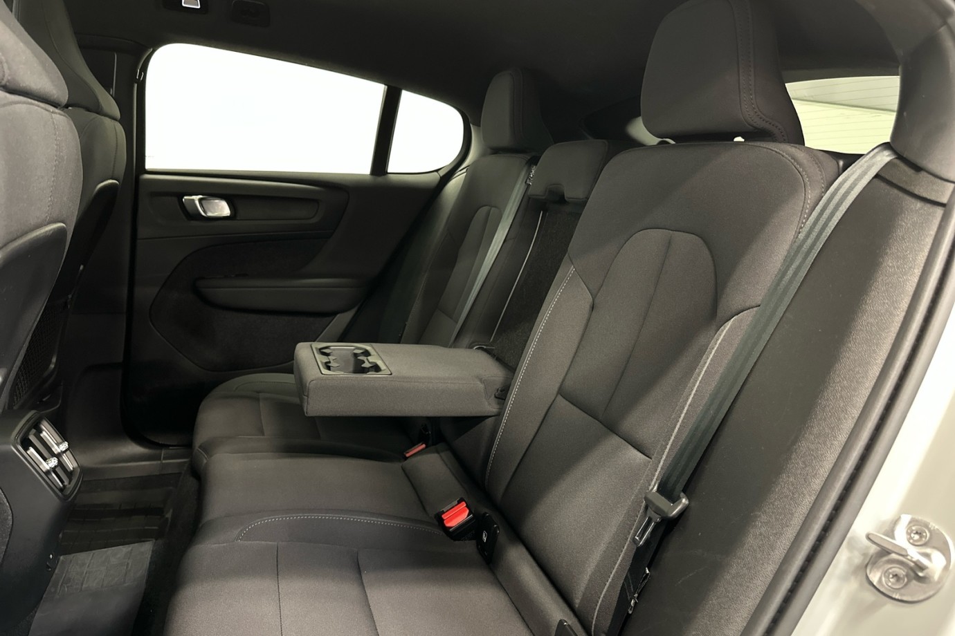 Esittelykuva VOLVO C40 täyssähköautosta.