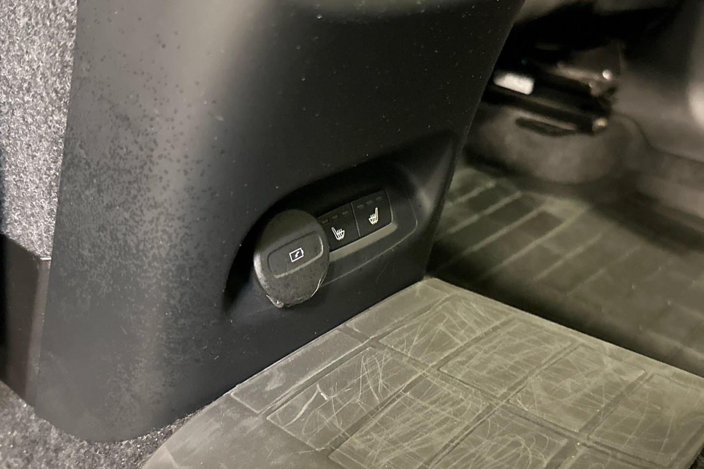 Esittelykuva VOLVO C40 täyssähköautosta.