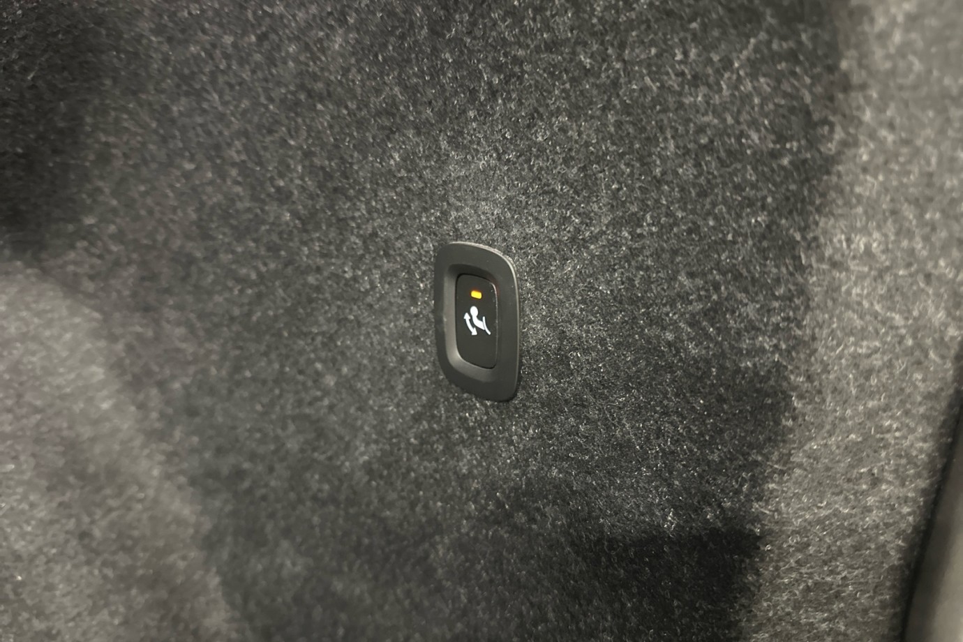 Esittelykuva VOLVO C40 täyssähköautosta.