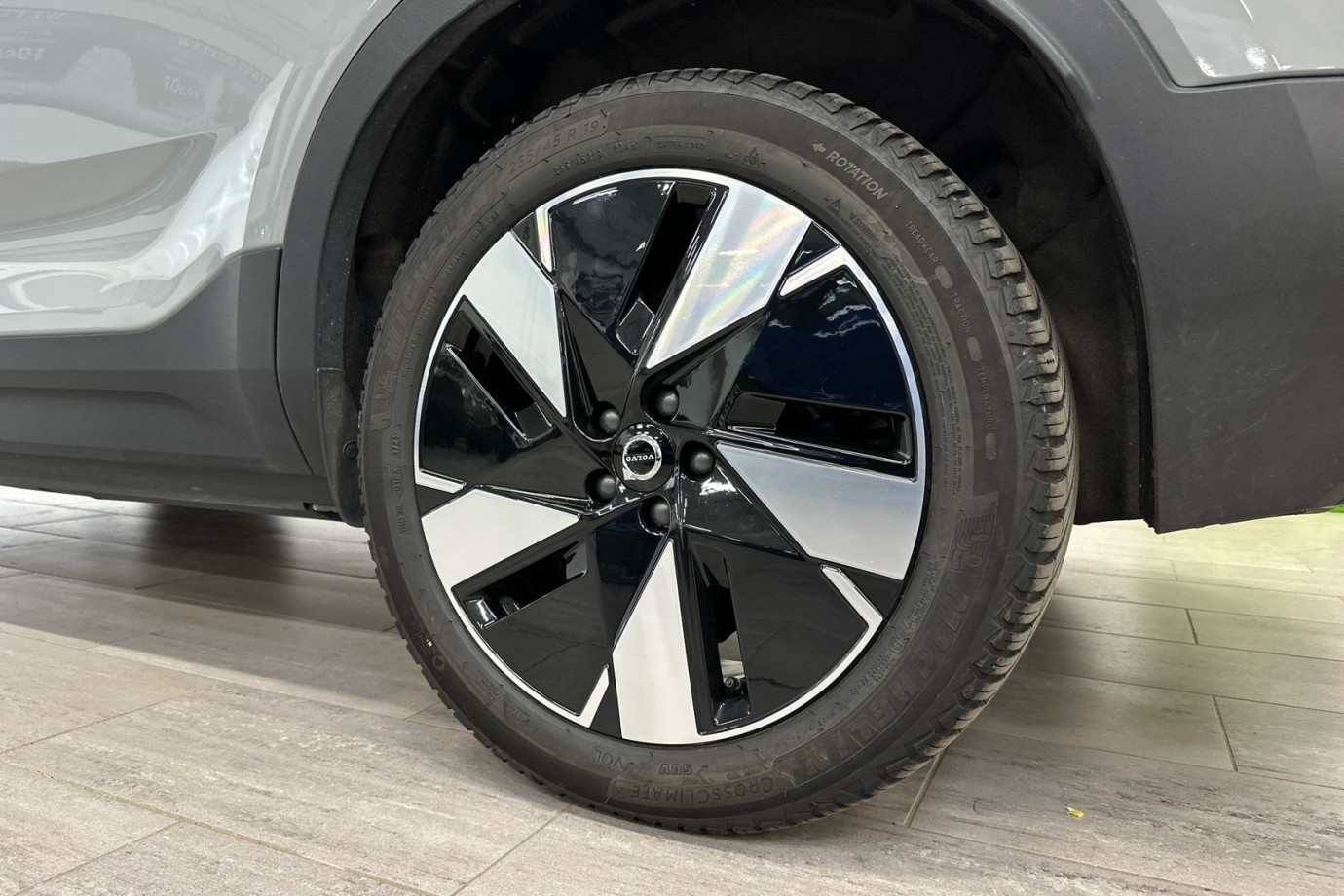 Esittelykuva VOLVO C40 täyssähköautosta.