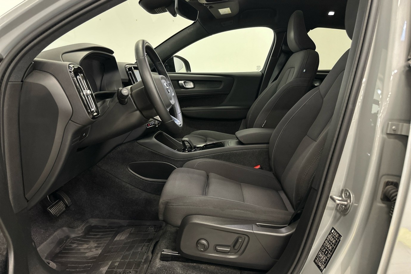 Esittelykuva VOLVO C40 täyssähköautosta.
