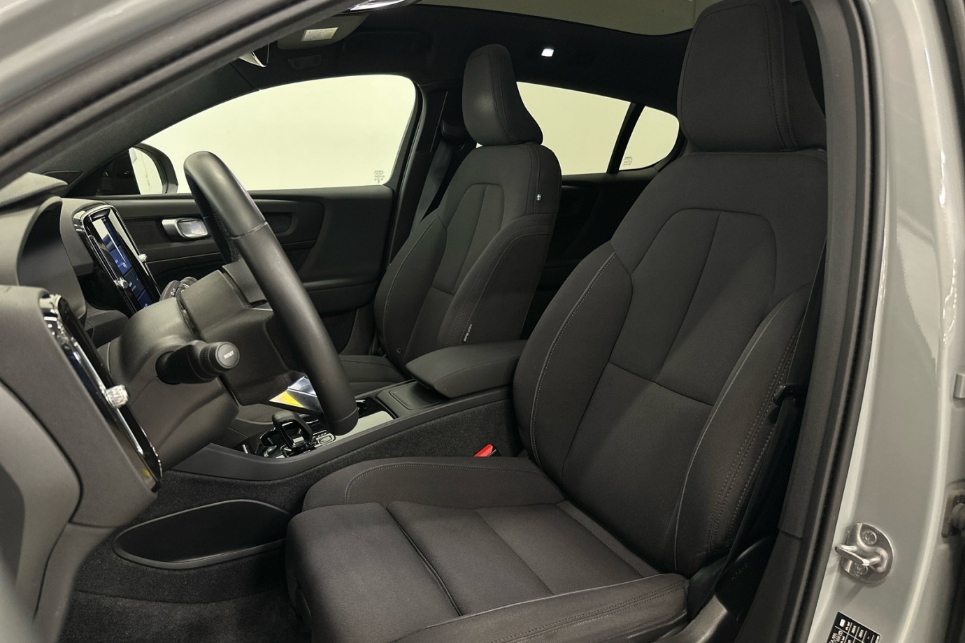 Esittelykuva VOLVO C40 täyssähköautosta.