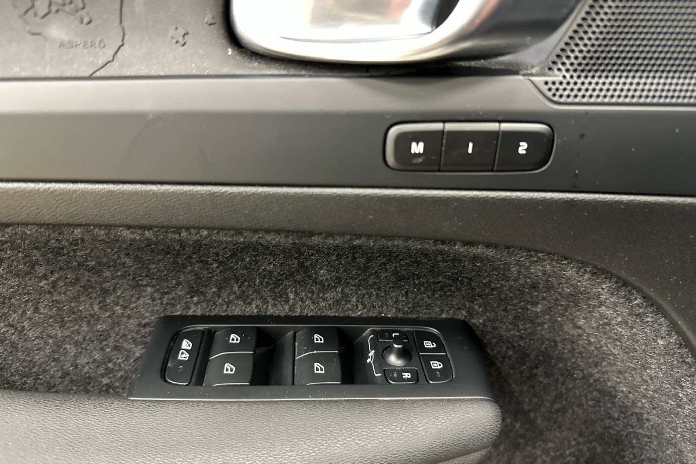 Esittelykuva VOLVO C40 täyssähköautosta.