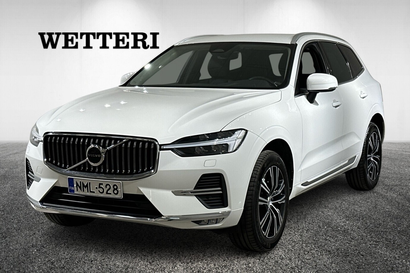 Esittelykuva VOLVO XC60 kevythybridiautosta.