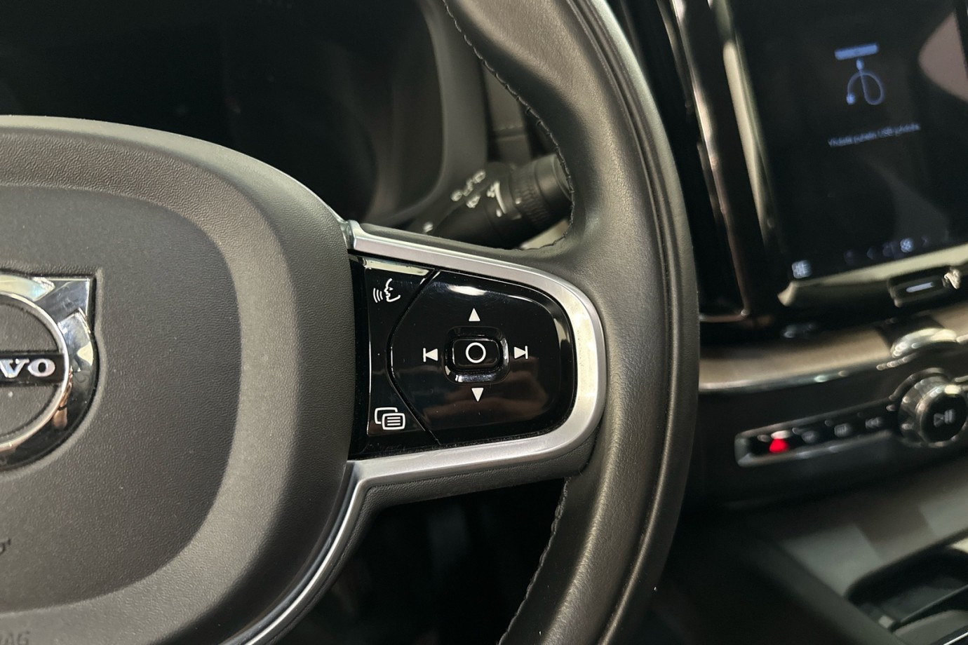 Esittelykuva VOLVO XC60 kevythybridiautosta.