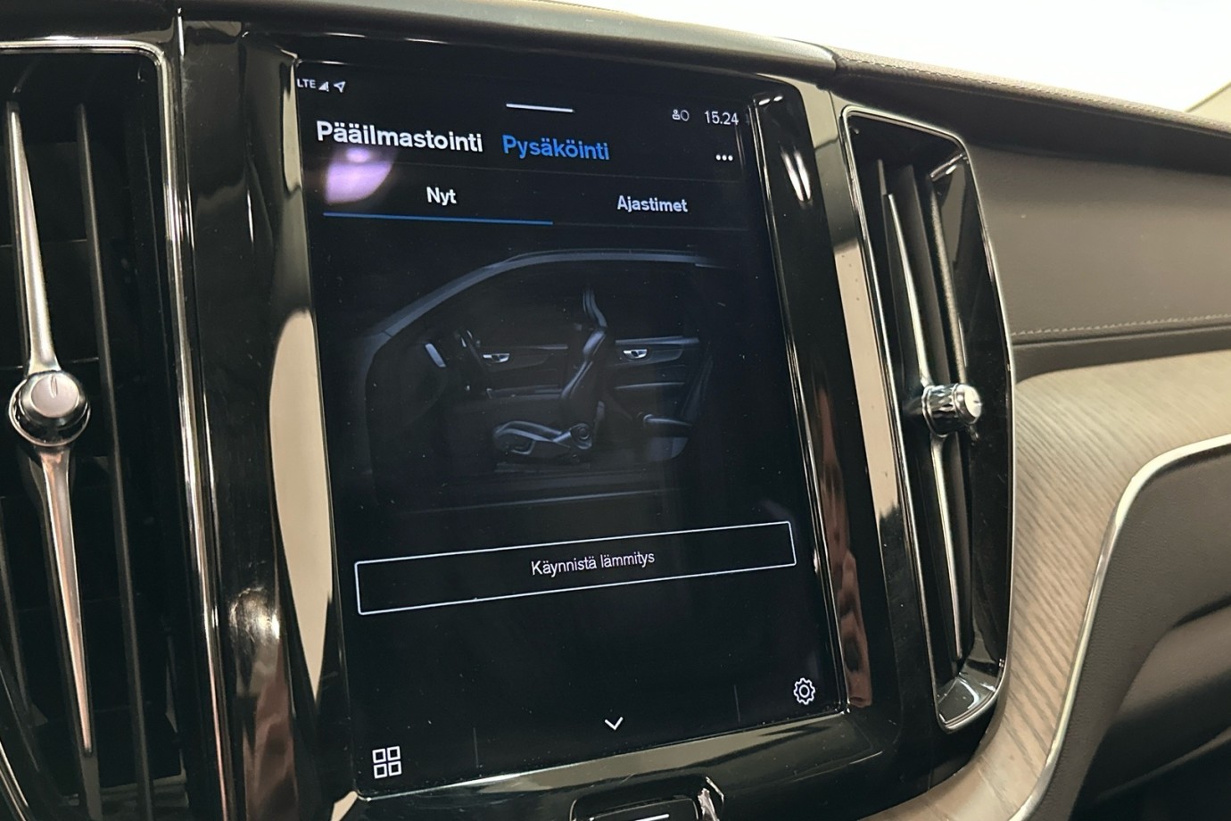 Esittelykuva VOLVO XC60 kevythybridiautosta.