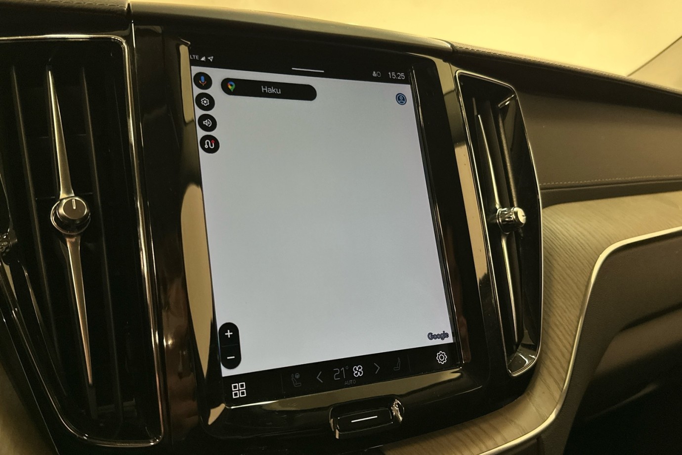 Esittelykuva VOLVO XC60 kevythybridiautosta.