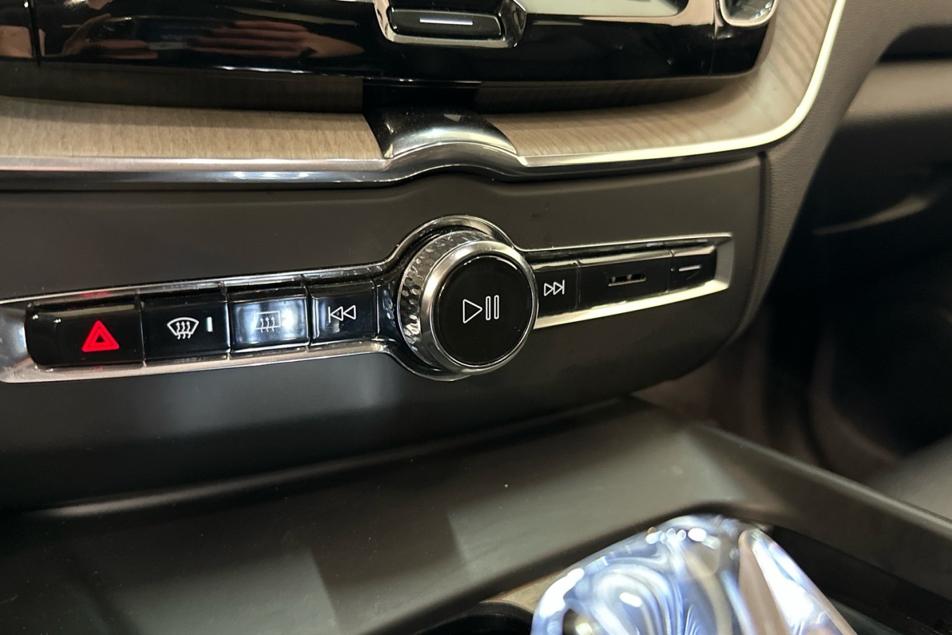 Esittelykuva VOLVO XC60 kevythybridiautosta.