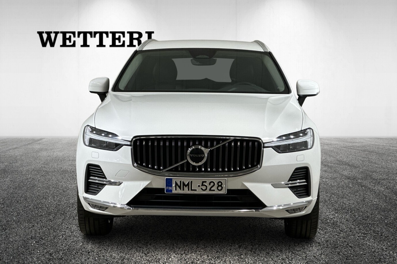 Esittelykuva VOLVO XC60 kevythybridiautosta.