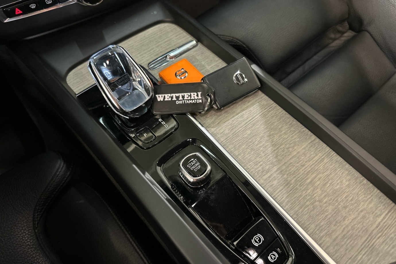 Esittelykuva VOLVO XC60 kevythybridiautosta.