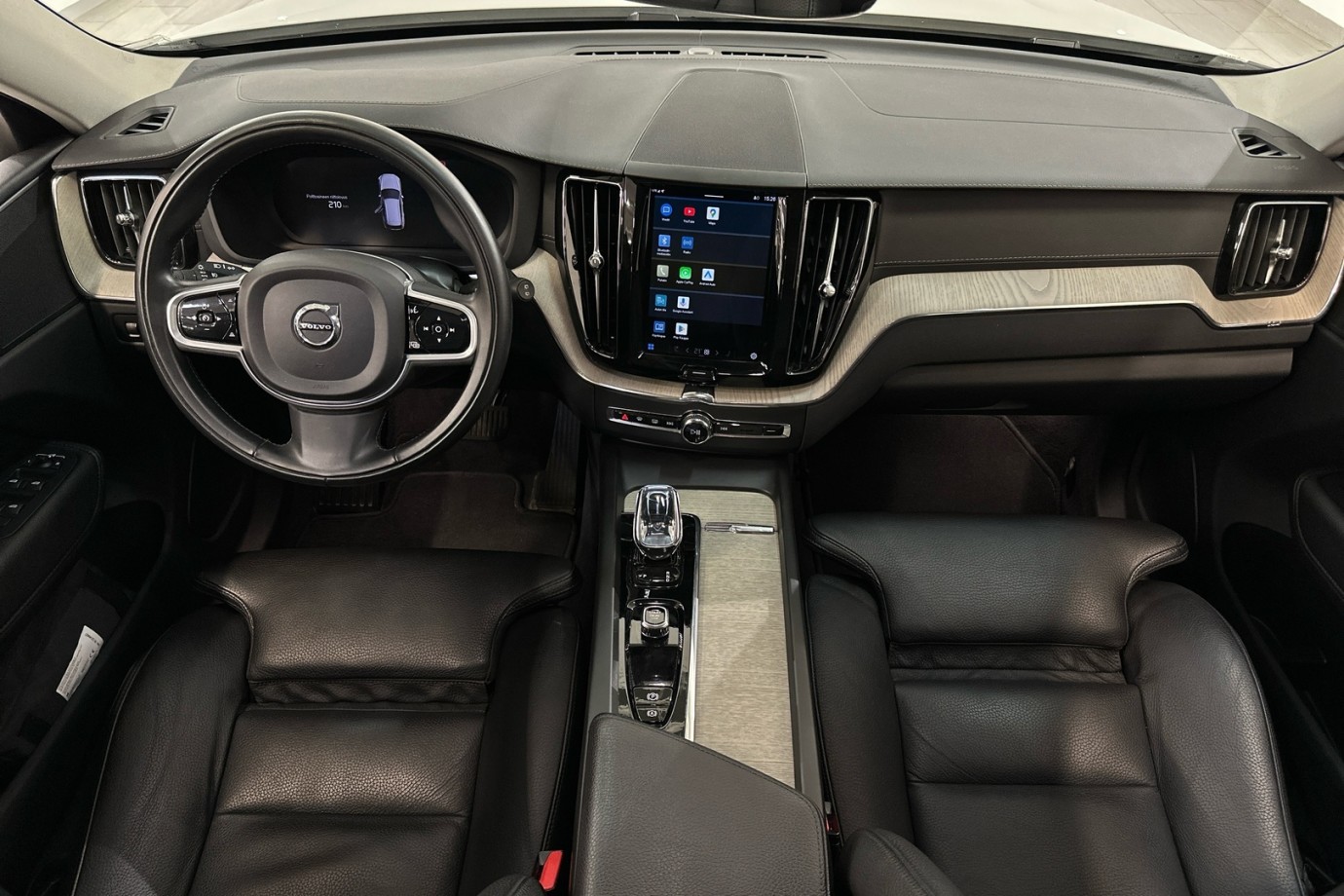 Esittelykuva VOLVO XC60 kevythybridiautosta.