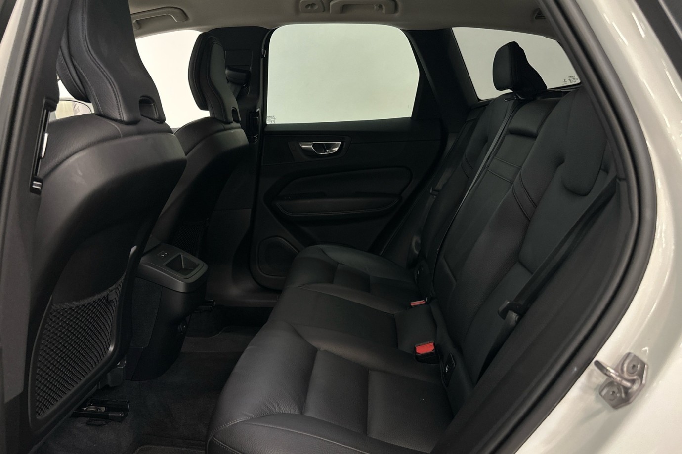 Esittelykuva VOLVO XC60 kevythybridiautosta.