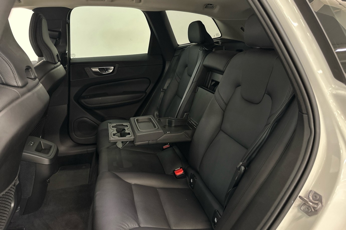 Esittelykuva VOLVO XC60 kevythybridiautosta.