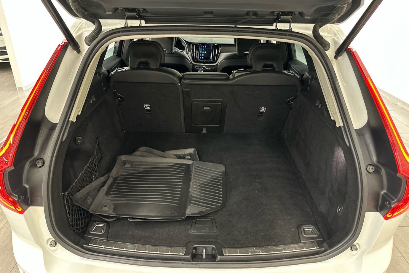 Esittelykuva VOLVO XC60 kevythybridiautosta.