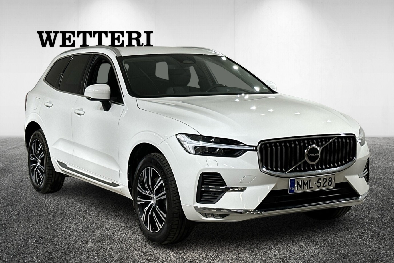 Esittelykuva VOLVO XC60 kevythybridiautosta.