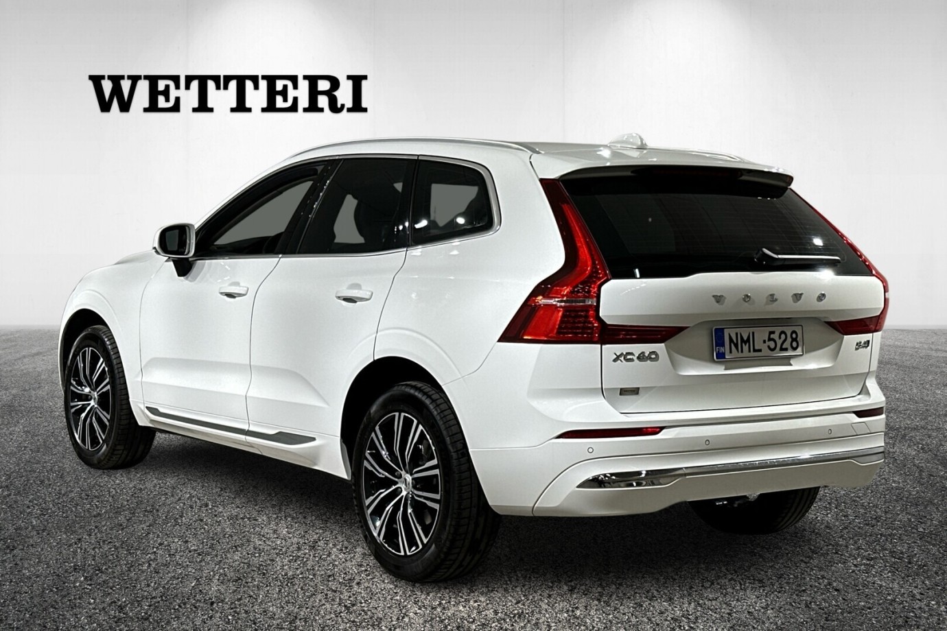 Esittelykuva VOLVO XC60 kevythybridiautosta.