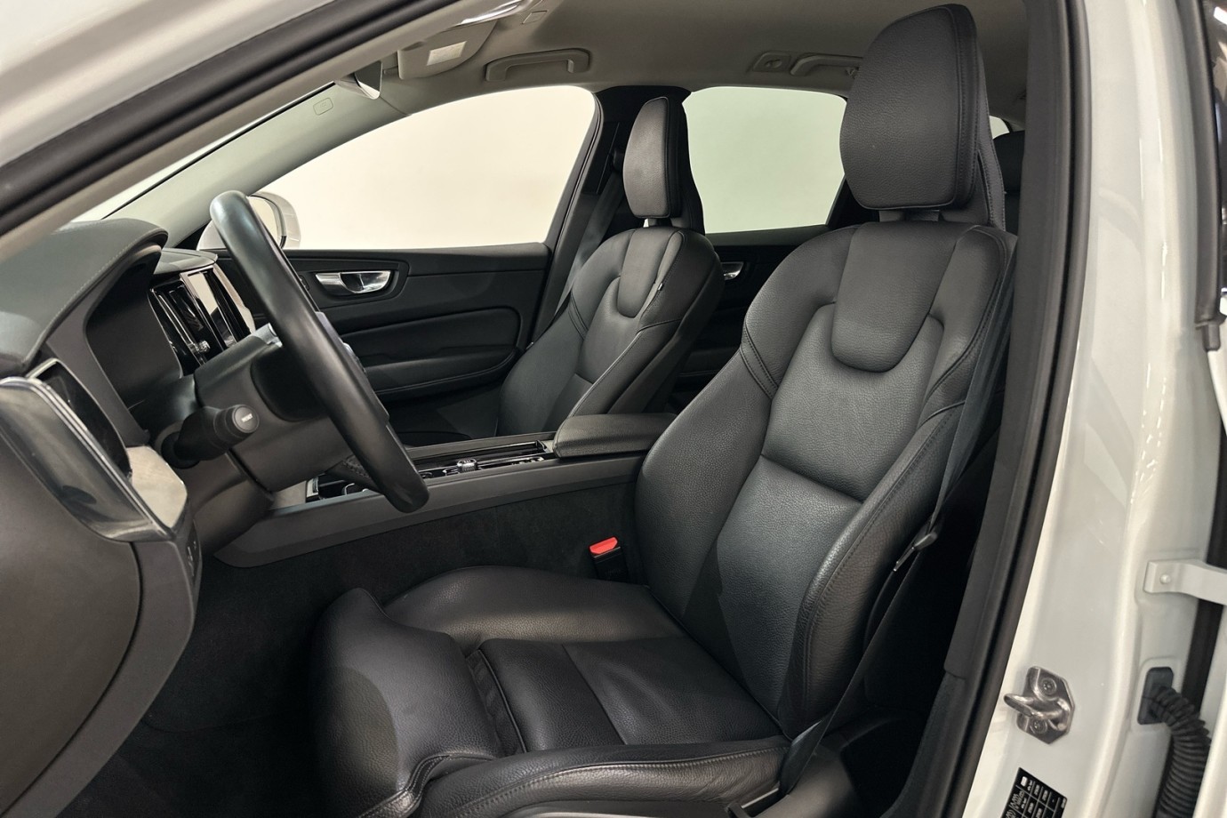 Esittelykuva VOLVO XC60 kevythybridiautosta.