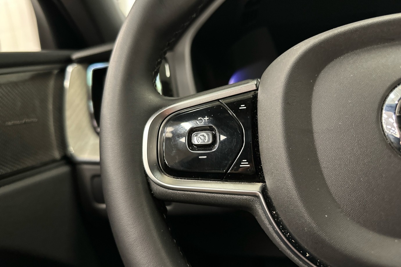 Esittelykuva VOLVO XC60 lataushybridiautosta.