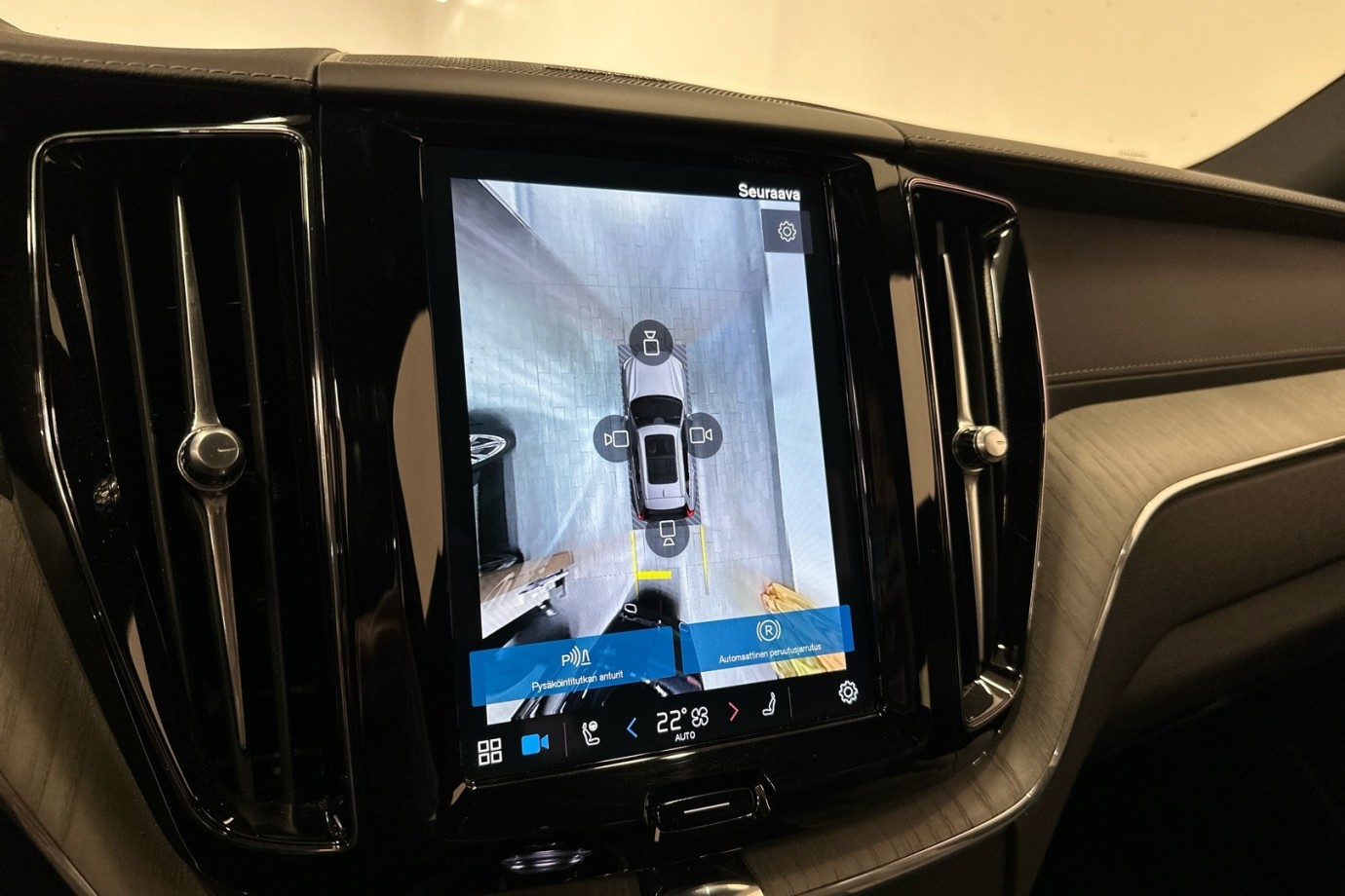 Esittelykuva VOLVO XC60 lataushybridiautosta.