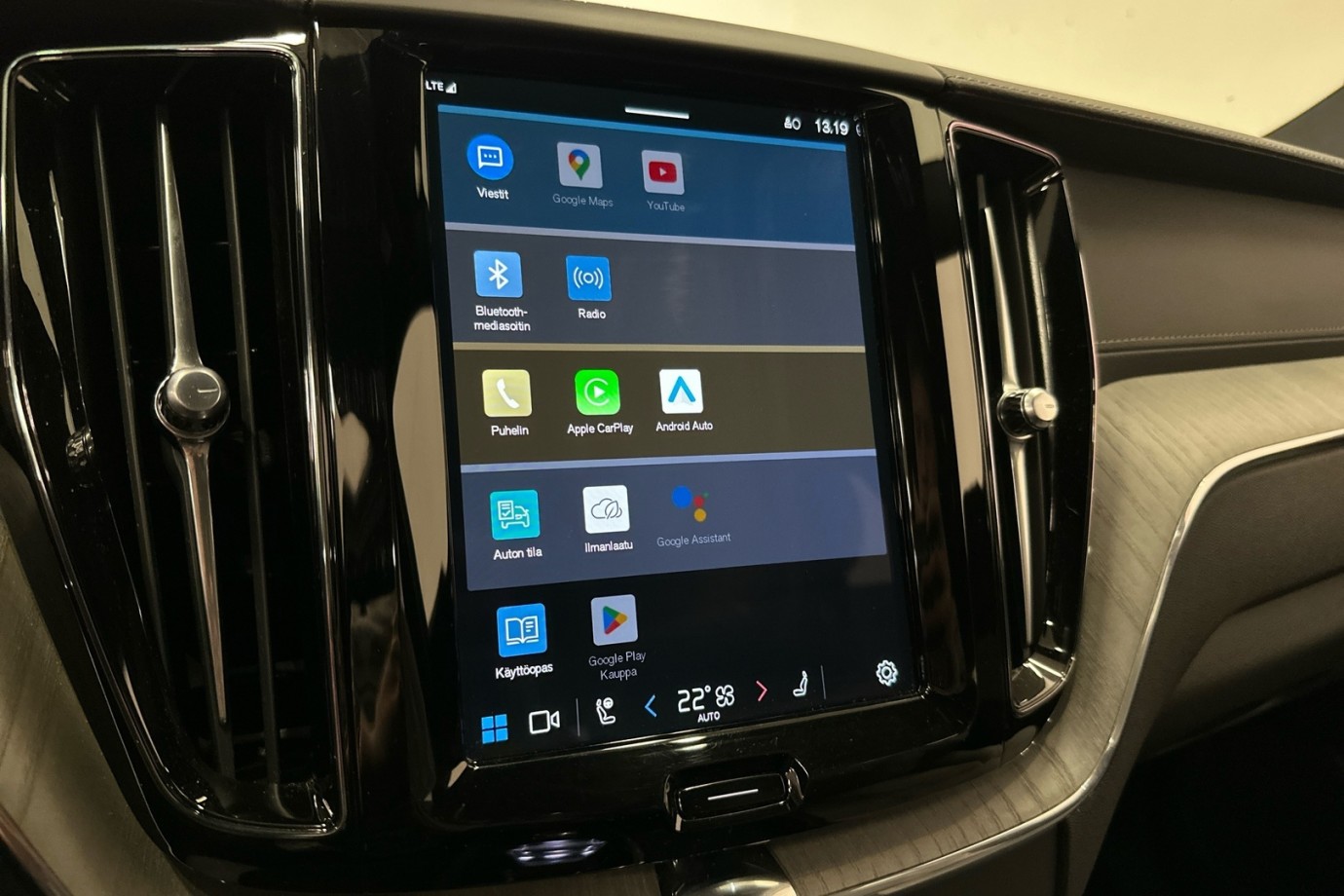Esittelykuva VOLVO XC60 lataushybridiautosta.