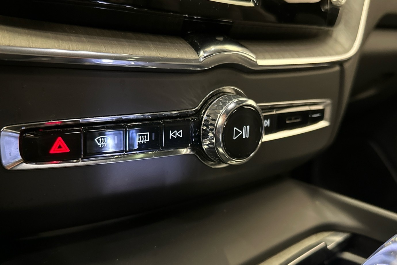 Esittelykuva VOLVO XC60 lataushybridiautosta.
