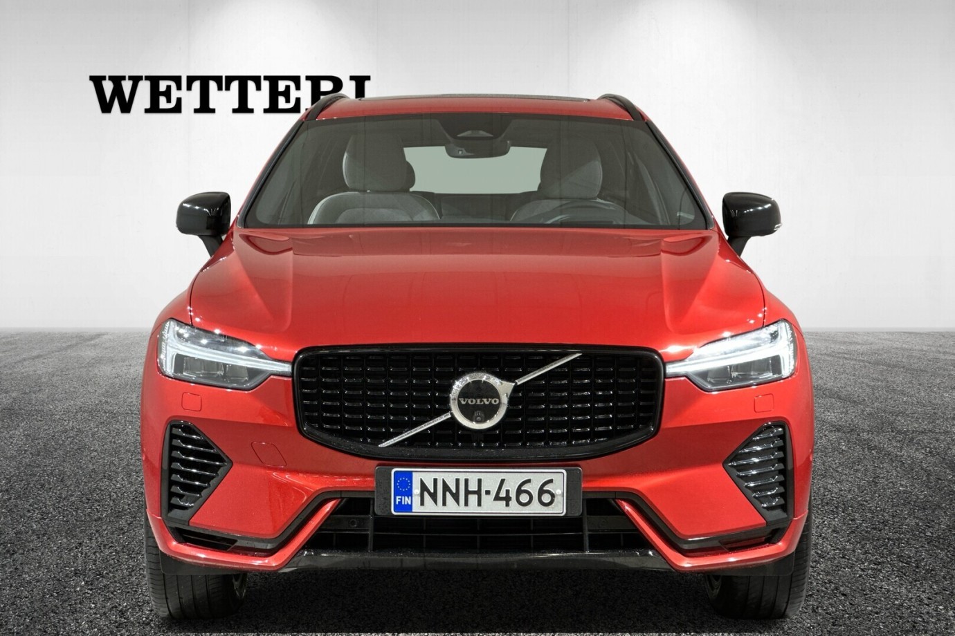 Esittelykuva VOLVO XC60 lataushybridiautosta.