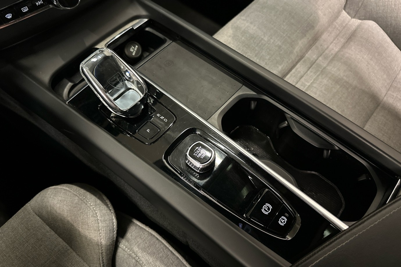 Esittelykuva VOLVO XC60 lataushybridiautosta.