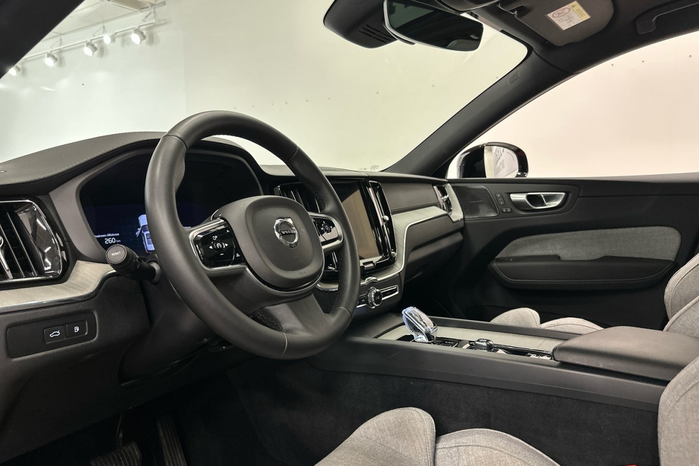 Esittelykuva VOLVO XC60 lataushybridiautosta.