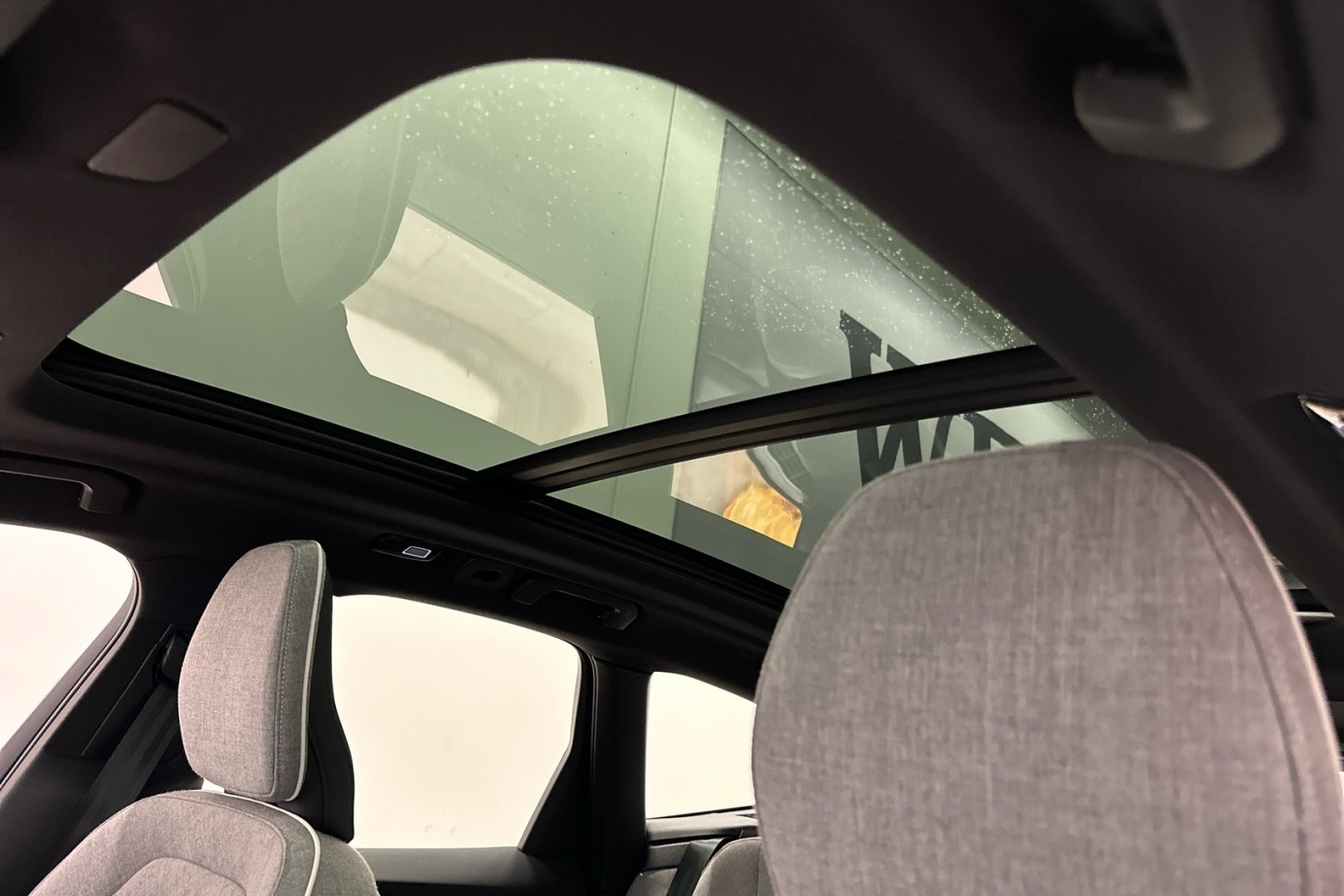 Esittelykuva VOLVO XC60 lataushybridiautosta.