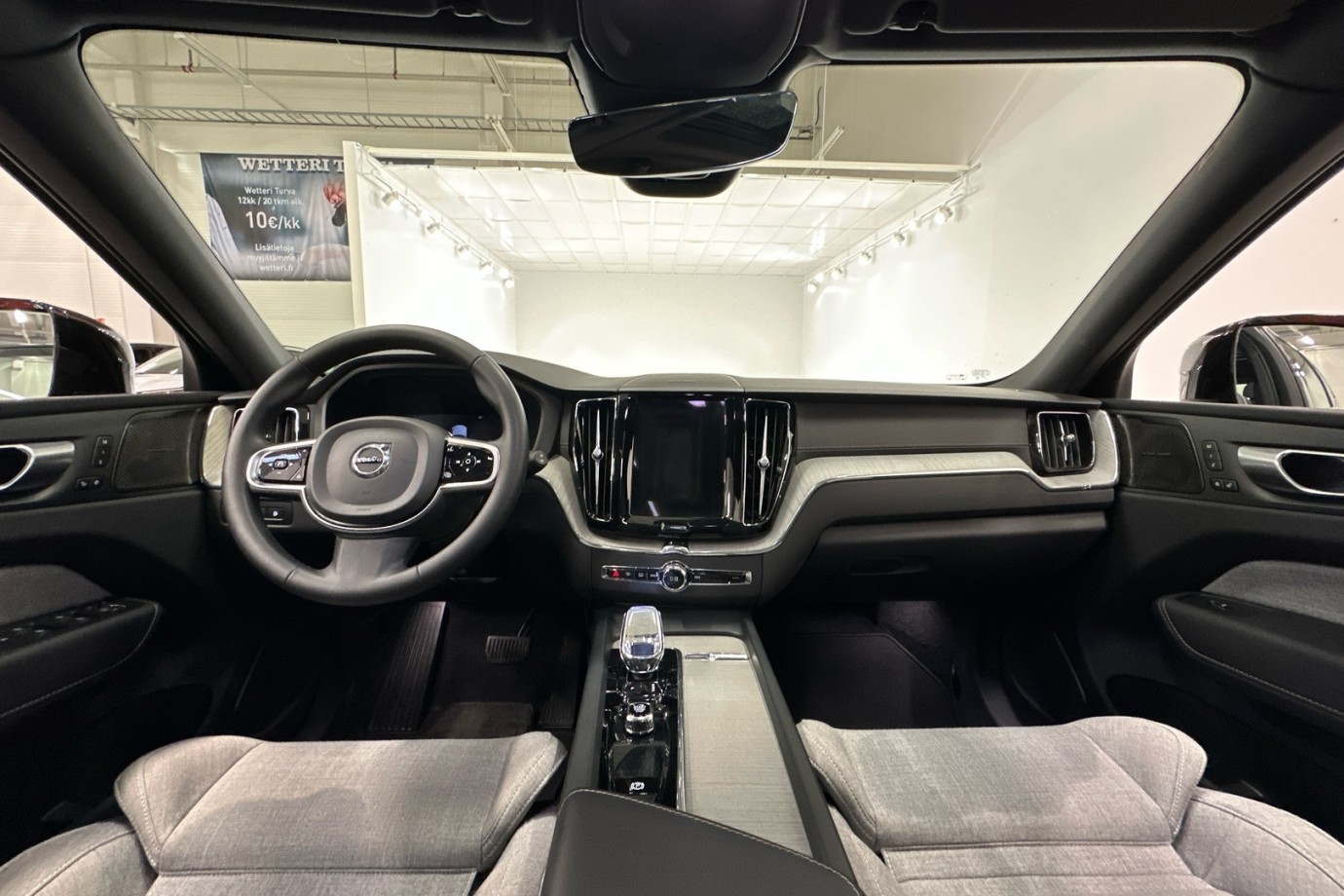 Esittelykuva VOLVO XC60 lataushybridiautosta.